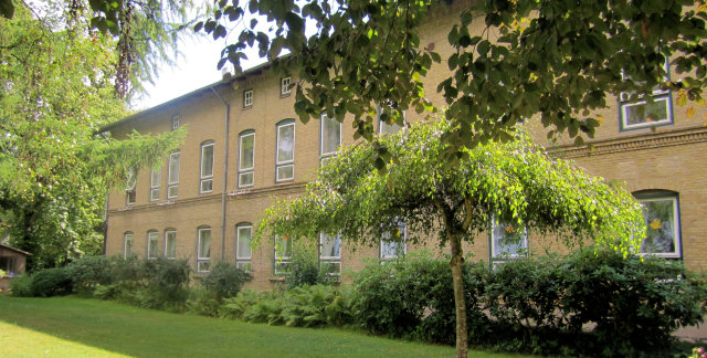 Die Front der Wohnstätte Sophienhöh, vom Park aus gesehen.